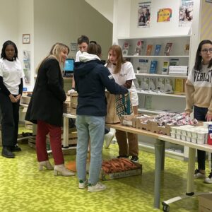 Lire la suite à propos de l’article Rencontre avec COP1 : distribution alimentaire pour les étudiants